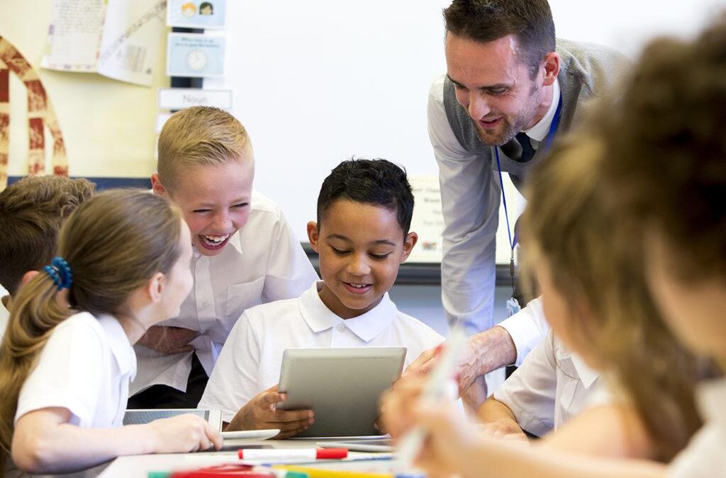Blended Learning: How Combining Traditional and Digital Education Revolutionizes Classrooms