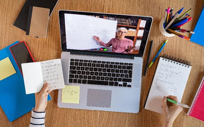 How Online Learning Platforms Are Revolutionizing Education in 2025: Key Trends and Innovations