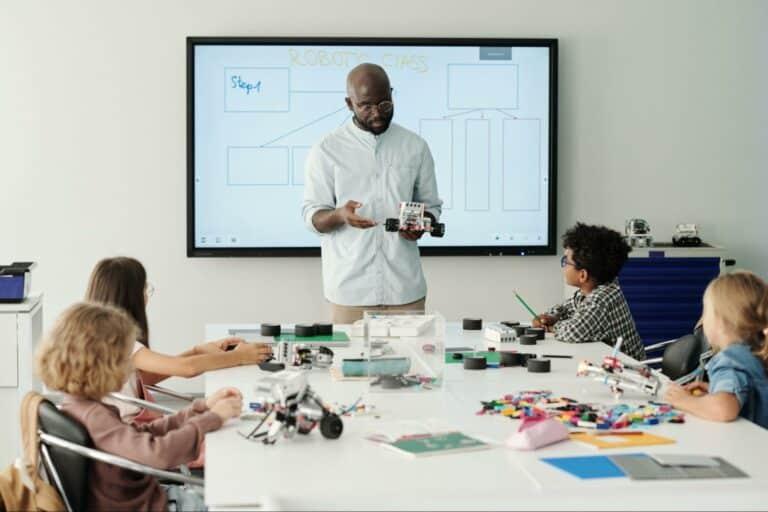 Unlocking Student Success: Integrating SEL into the Digital Classroom for Enhanced Learning