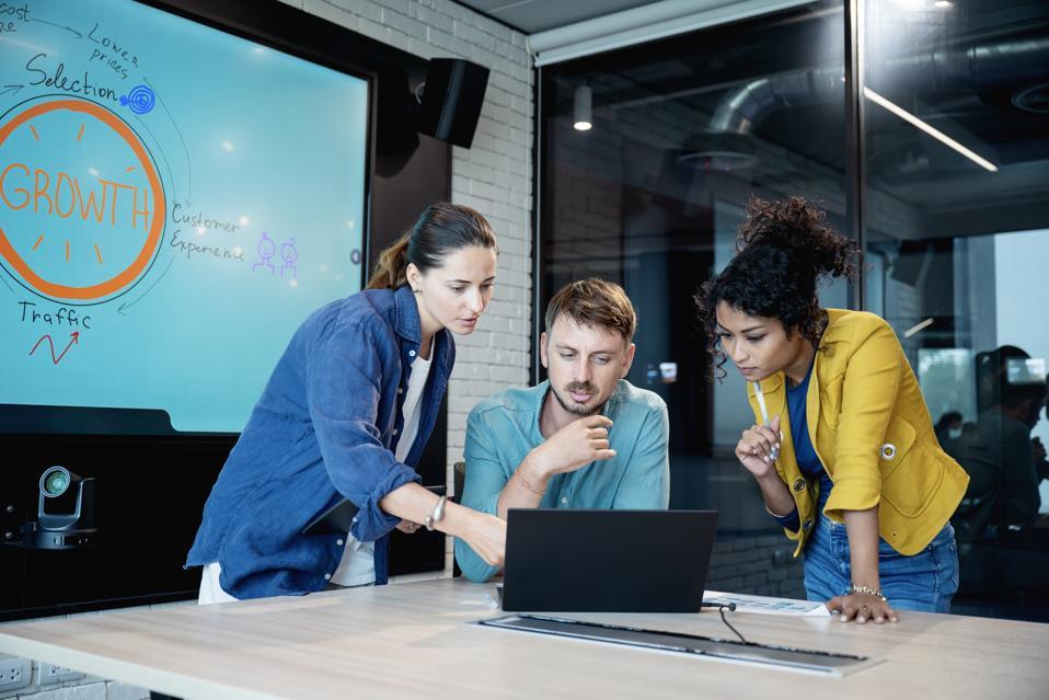 Maximizing Efficiency: How Office Managers Leverage Learning Platforms for Workplace Success